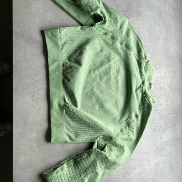 Alphalete OZONE mock neck cropped long sleeve - SMALL - colour: Pistachio - Picture 3 of 3